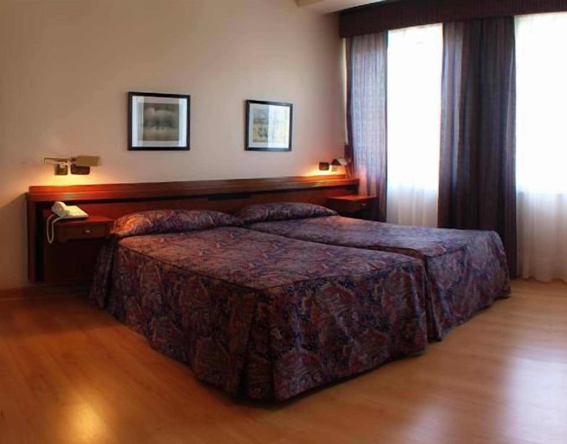 Hotel Las Sirenas Viveiro Room photo