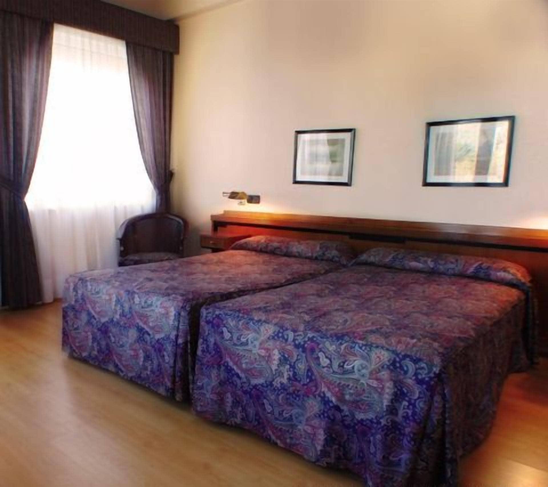 Hotel Las Sirenas Viveiro Room photo